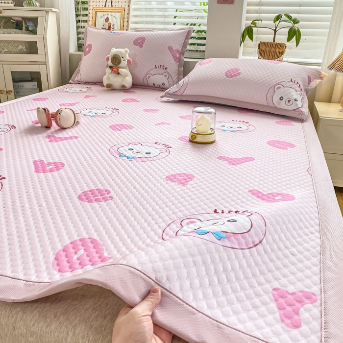 91家纺网 家纺一手货源 找家纺 慕梵家居 2025新款冰豆豆数码印花圆网凉席款凉席席子三件套 字母熊