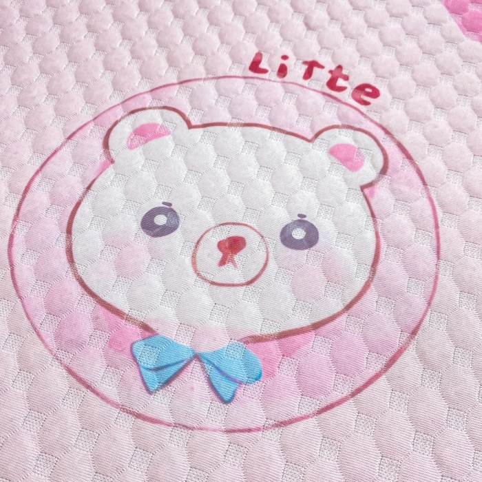 91家纺网 家纺一手货源 找家纺 慕梵家居 2025新款冰豆豆数码印花圆网凉席款凉席席子三件套 字母熊