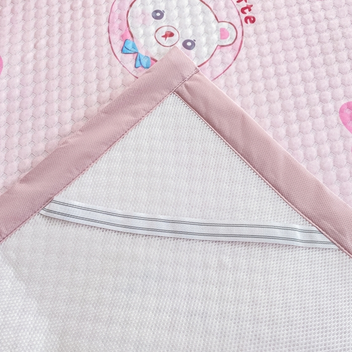 91家纺网 家纺一手货源 找家纺 慕梵家居 2025新款冰豆豆数码印花圆网凉席款凉席席子三件套 字母熊