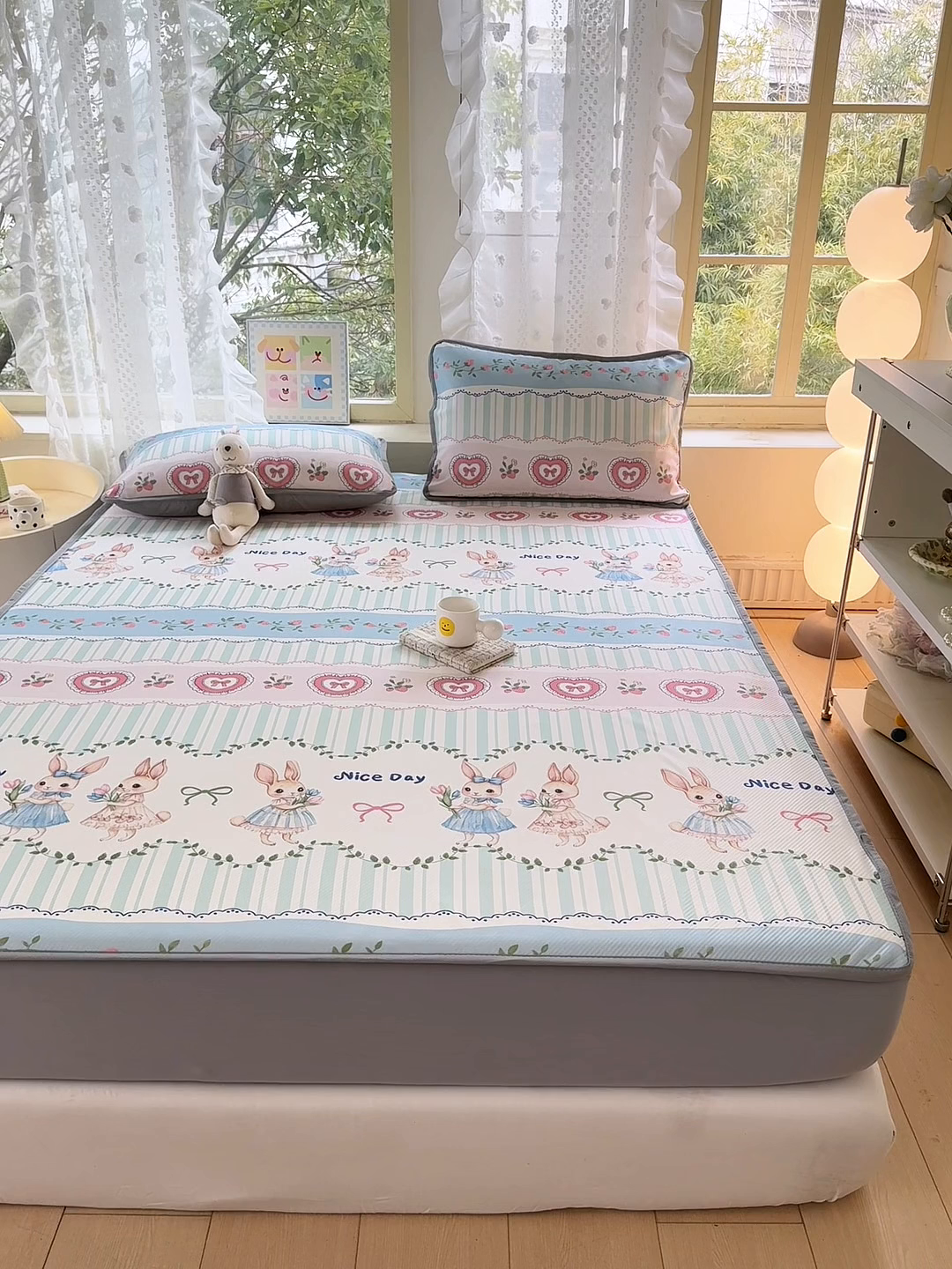 91家纺网 家纺一手货源 找家纺 慕梵家居 2025新款冰豆豆斜纹数码印花床笠款凉席席子三件套 可爱萌兔