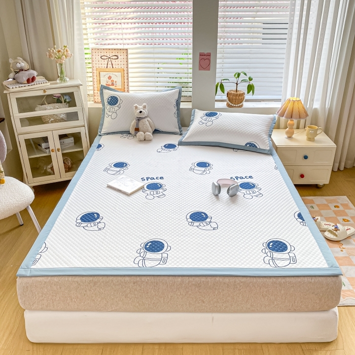 91家纺网 家纺一手货源 找家纺 慕梵家居 2025新款冰豆豆数码印花圆网凉席款凉席席子三件套 醉入星河