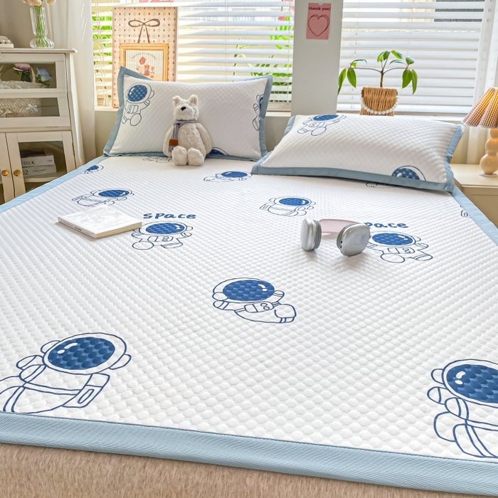 91家纺网 家纺一手货源 找家纺 慕梵家居 2025新款冰豆豆数码印花圆网凉席款凉席席子三件套 醉入星河