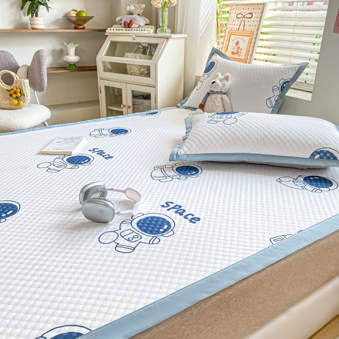 91家纺网 家纺一手货源 找家纺 慕梵家居 2025新款冰豆豆数码印花圆网凉席款凉席席子三件套 醉入星河