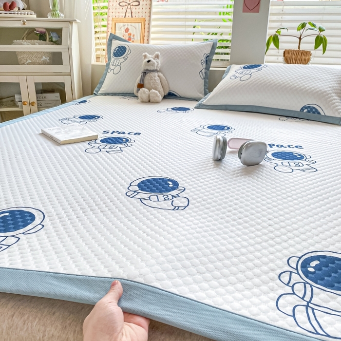 91家纺网 家纺一手货源 找家纺 慕梵家居 2025新款冰豆豆数码印花圆网凉席款凉席席子三件套 醉入星河