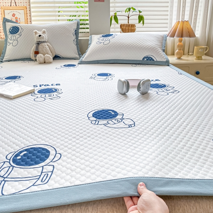 91家纺网 家纺一手货源 找家纺 慕梵家居 2025新款冰豆豆数码印花圆网凉席款凉席席子三件套 醉入星河