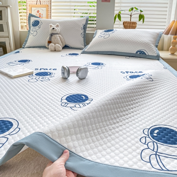 91家纺网 家纺一手货源 找家纺 慕梵家居 2025新款冰豆豆数码印花圆网凉席款凉席席子三件套 醉入星河