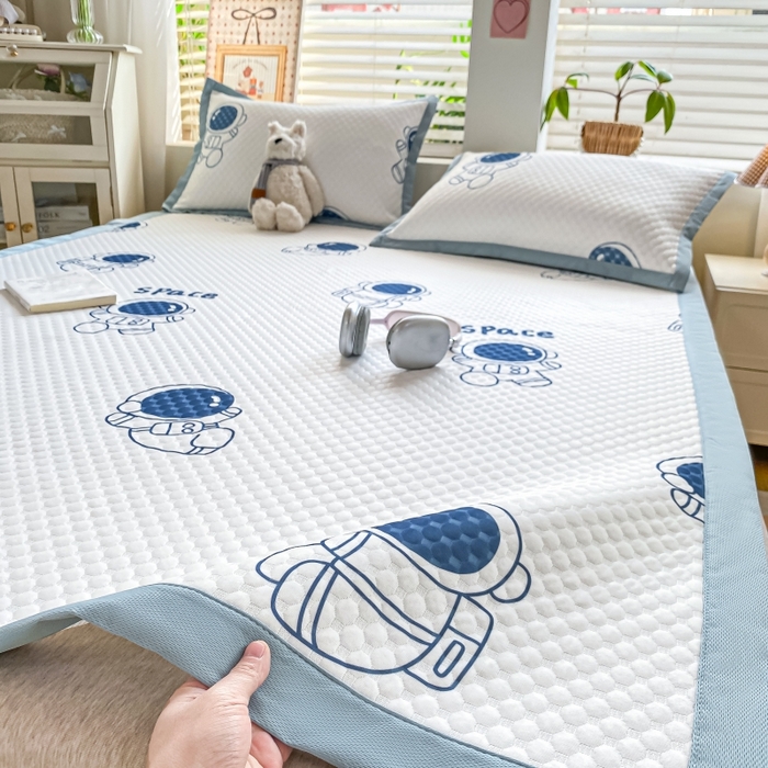 91家纺网 家纺一手货源 找家纺 慕梵家居 2025新款冰豆豆数码印花圆网凉席款凉席席子三件套 醉入星河