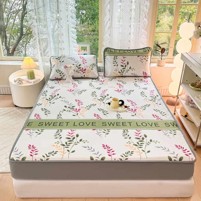 91家纺网 家纺一手货源 找家纺 慕梵家居 2025新款冰豆豆斜纹数码印花床笠款凉席席子三件套 甜蜜的爱