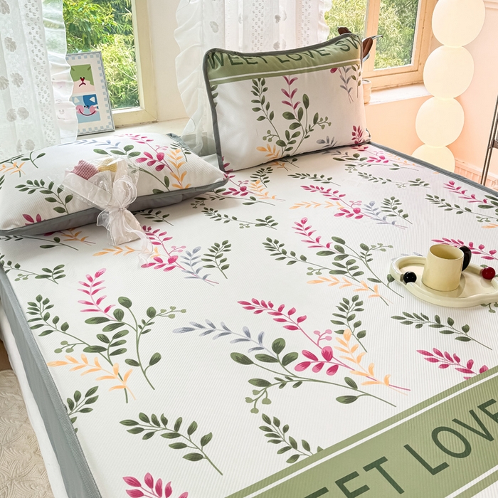 91家纺网 家纺一手货源 找家纺 慕梵家居 2025新款冰豆豆斜纹数码印花床笠款凉席席子三件套 甜蜜的爱