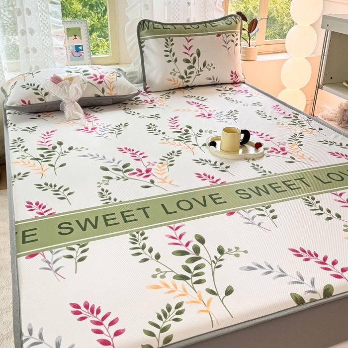 91家纺网 家纺一手货源 找家纺 慕梵家居 2025新款冰豆豆斜纹数码印花床笠款凉席席子三件套 甜蜜的爱