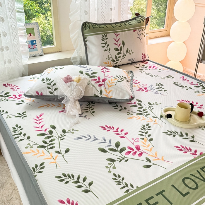 91家纺网 家纺一手货源 找家纺 慕梵家居 2025新款冰豆豆斜纹数码印花床笠款凉席席子三件套 甜蜜的爱