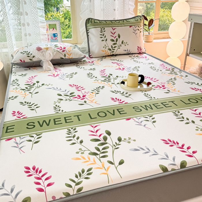 91家纺网 家纺一手货源 找家纺 慕梵家居 2025新款冰豆豆斜纹数码印花床笠款凉席席子三件套 甜蜜的爱