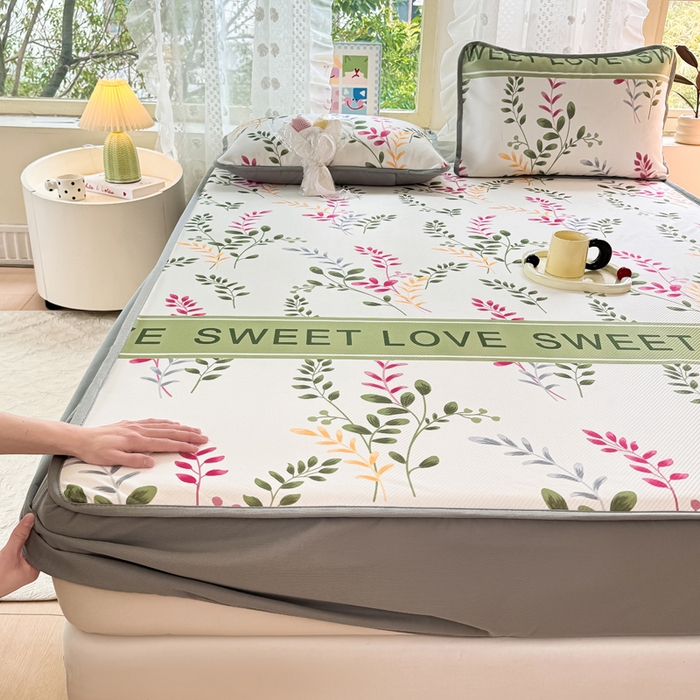 91家纺网 家纺一手货源 找家纺 慕梵家居 2025新款冰豆豆斜纹数码印花床笠款凉席席子三件套 甜蜜的爱