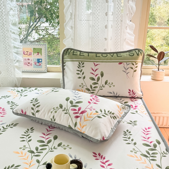 91家纺网 家纺一手货源 找家纺 慕梵家居 2025新款冰豆豆斜纹数码印花床笠款凉席席子三件套 甜蜜的爱