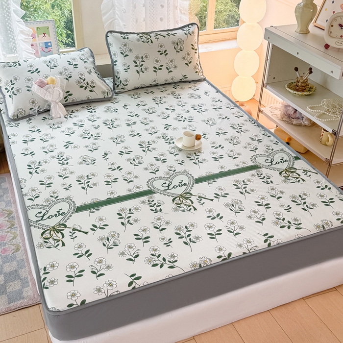 91家纺网 家纺一手货源 找家纺 慕梵家居 2025新款冰豆豆斜纹数码印花床笠款凉席席子三件套 小雏菊-绿