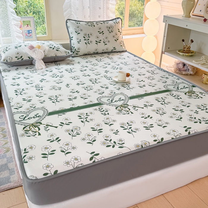 91家纺网 家纺一手货源 找家纺 慕梵家居 2025新款冰豆豆斜纹数码印花床笠款凉席席子三件套 小雏菊-绿