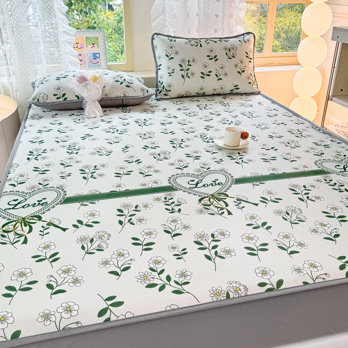 91家纺网 家纺一手货源 找家纺 慕梵家居 2025新款冰豆豆斜纹数码印花床笠款凉席席子三件套 小雏菊-绿