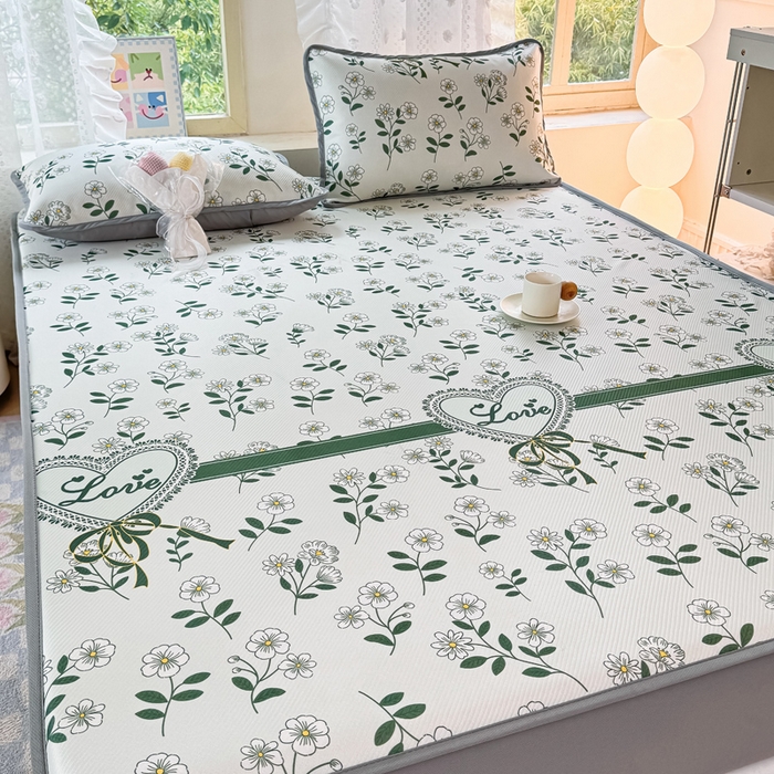 91家纺网 家纺一手货源 找家纺 慕梵家居 2025新款冰豆豆斜纹数码印花床笠款凉席席子三件套 小雏菊-绿