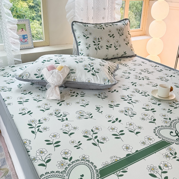 91家纺网 家纺一手货源 找家纺 慕梵家居 2025新款冰豆豆斜纹数码印花床笠款凉席席子三件套 小雏菊-绿