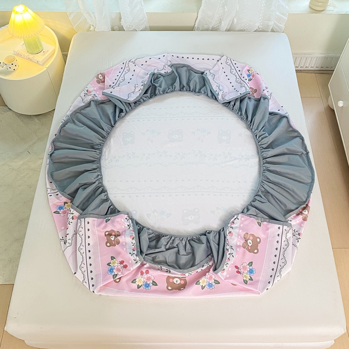 91家纺网 家纺一手货源 找家纺 慕梵家居 2025新款冰豆豆斜纹数码印花床笠款凉席席子三件套 熊宝宝-粉