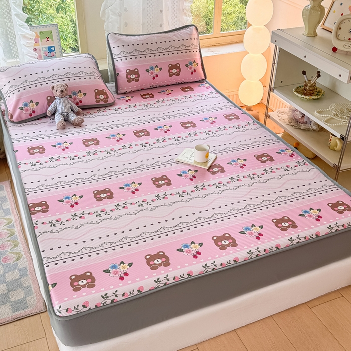 91家纺网 家纺一手货源 找家纺 慕梵家居 2025新款冰豆豆斜纹数码印花床笠款凉席席子三件套 熊宝宝-粉