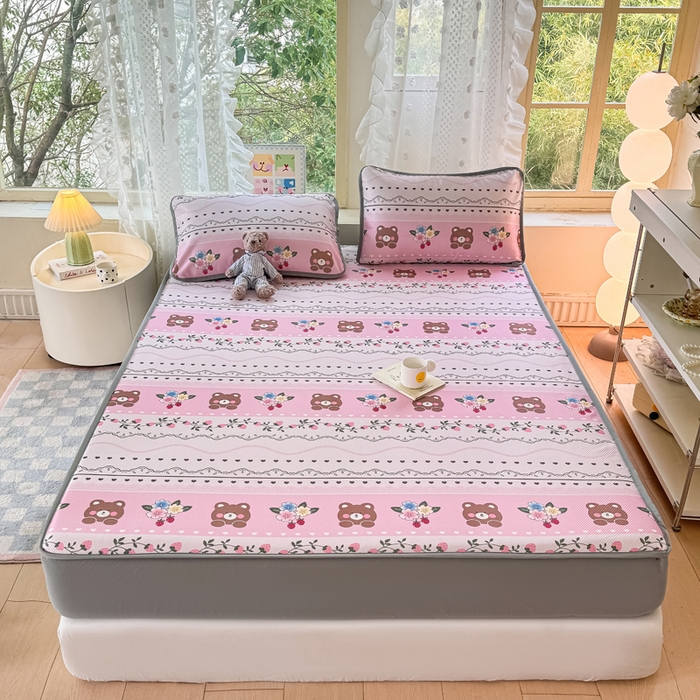 91家纺网 家纺一手货源 找家纺 慕梵家居 2025新款冰豆豆斜纹数码印花床笠款凉席席子三件套 熊宝宝-粉