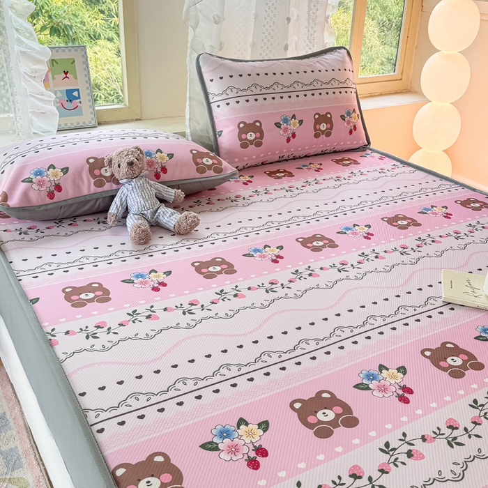 91家纺网 家纺一手货源 找家纺 慕梵家居 2025新款冰豆豆斜纹数码印花床笠款凉席席子三件套 熊宝宝-粉