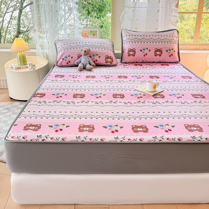 91家纺网 家纺一手货源 找家纺 慕梵家居 2025新款冰豆豆斜纹数码印花床笠款凉席席子三件套 熊宝宝-粉