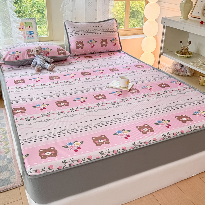 91家纺网 家纺一手货源 找家纺 慕梵家居 2025新款冰豆豆斜纹数码印花床笠款凉席席子三件套 熊宝宝-粉