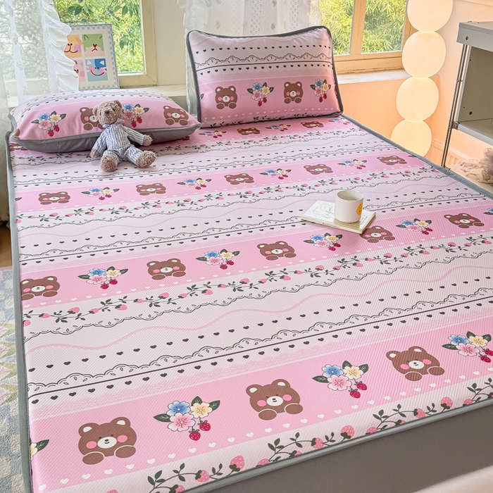 91家纺网 家纺一手货源 找家纺 慕梵家居 2025新款冰豆豆斜纹数码印花床笠款凉席席子三件套 熊宝宝-粉