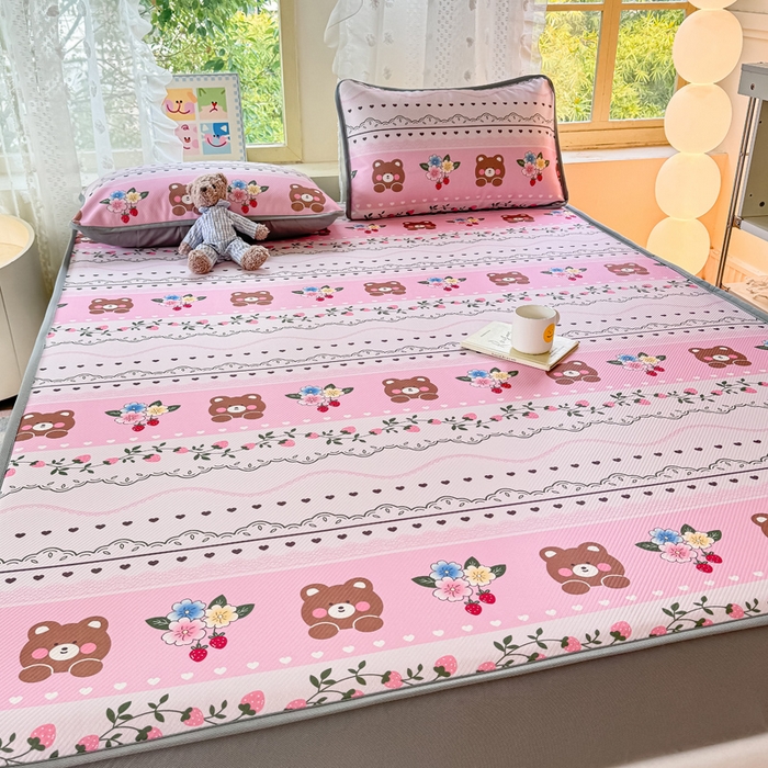 91家纺网 家纺一手货源 找家纺 慕梵家居 2025新款冰豆豆斜纹数码印花床笠款凉席席子三件套 熊宝宝-粉