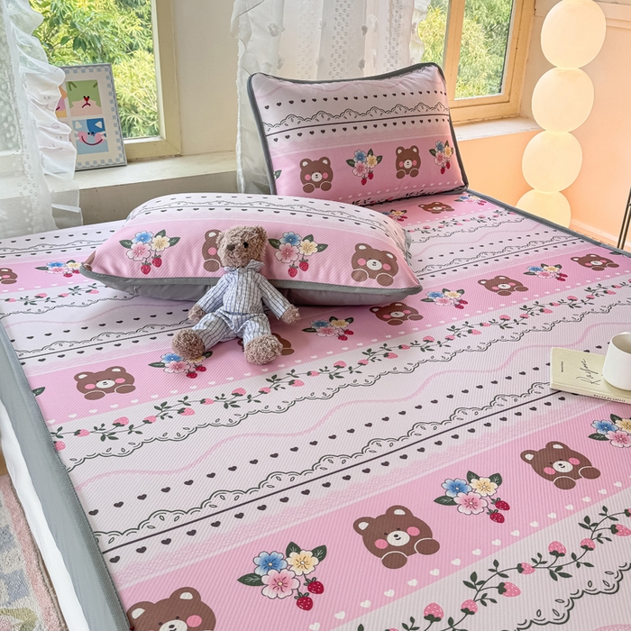 91家纺网 家纺一手货源 找家纺 慕梵家居 2025新款冰豆豆斜纹数码印花床笠款凉席席子三件套 熊宝宝-粉