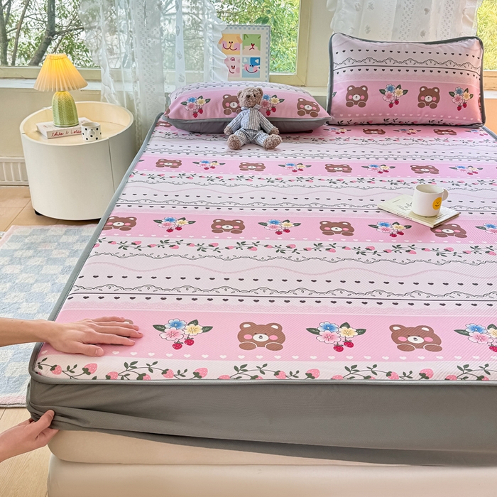 91家纺网 家纺一手货源 找家纺 慕梵家居 2025新款冰豆豆斜纹数码印花床笠款凉席席子三件套 熊宝宝-粉