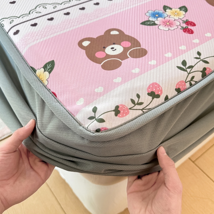 91家纺网 家纺一手货源 找家纺 慕梵家居 2025新款冰豆豆斜纹数码印花床笠款凉席席子三件套 熊宝宝-粉