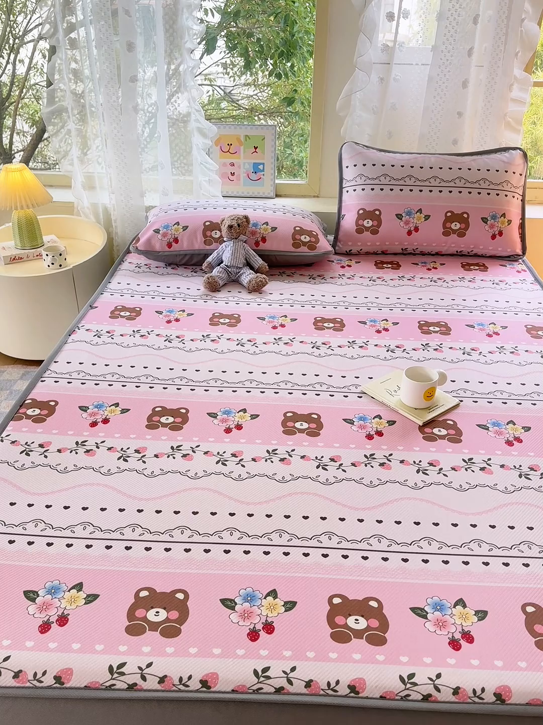 91家纺网 家纺一手货源 找家纺 慕梵家居 2025新款冰豆豆斜纹数码印花床笠款凉席席子三件套 熊宝宝-粉