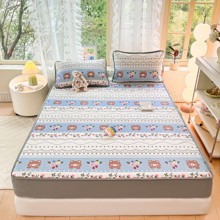 91家纺网 家纺一手货源 找家纺 慕梵家居 2025新款冰豆豆斜纹数码印花床笠款凉席席子三件套 熊宝宝-蓝