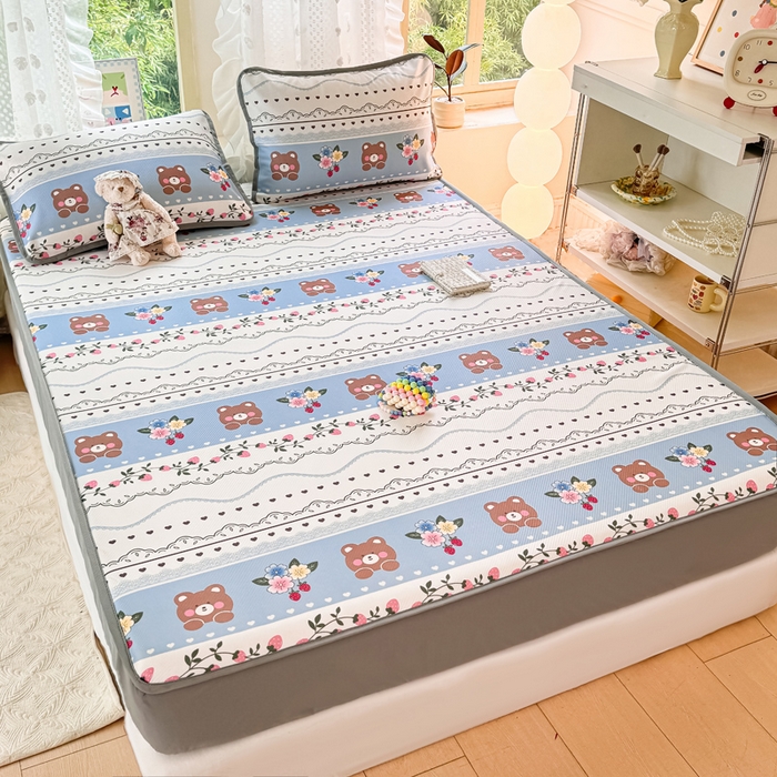 91家纺网 家纺一手货源 找家纺 慕梵家居 2025新款冰豆豆斜纹数码印花床笠款凉席席子三件套 熊宝宝-蓝