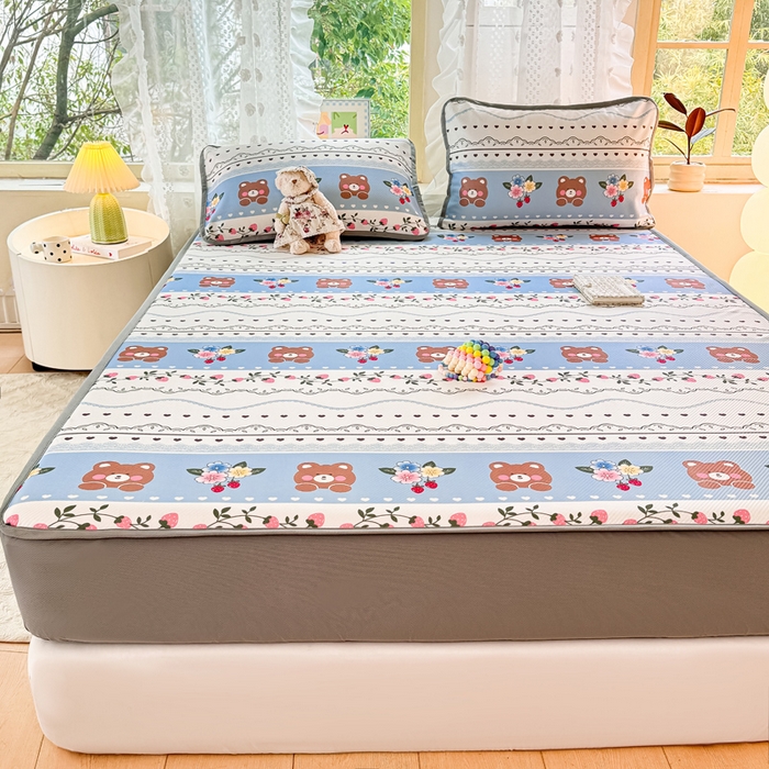 91家纺网 家纺一手货源 找家纺 慕梵家居 2025新款冰豆豆斜纹数码印花床笠款凉席席子三件套 熊宝宝-蓝