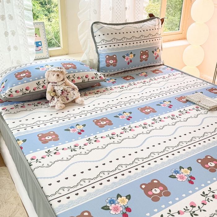 91家纺网 家纺一手货源 找家纺 慕梵家居 2025新款冰豆豆斜纹数码印花床笠款凉席席子三件套 熊宝宝-蓝