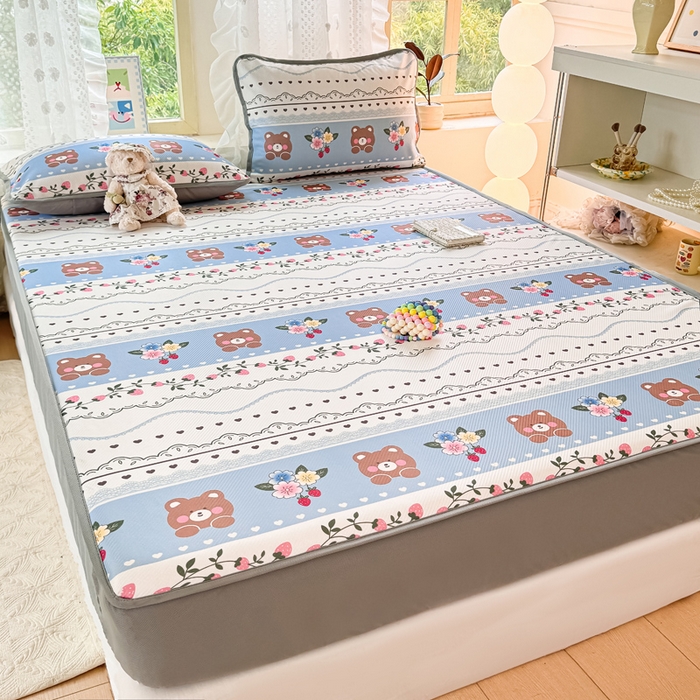 91家纺网 家纺一手货源 找家纺 慕梵家居 2025新款冰豆豆斜纹数码印花床笠款凉席席子三件套 熊宝宝-蓝