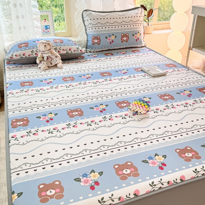 91家纺网 家纺一手货源 找家纺 慕梵家居 2025新款冰豆豆斜纹数码印花床笠款凉席席子三件套 熊宝宝-蓝