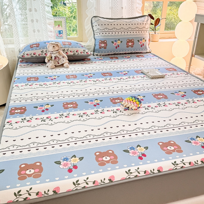 91家纺网 家纺一手货源 找家纺 慕梵家居 2025新款冰豆豆斜纹数码印花床笠款凉席席子三件套 熊宝宝-蓝