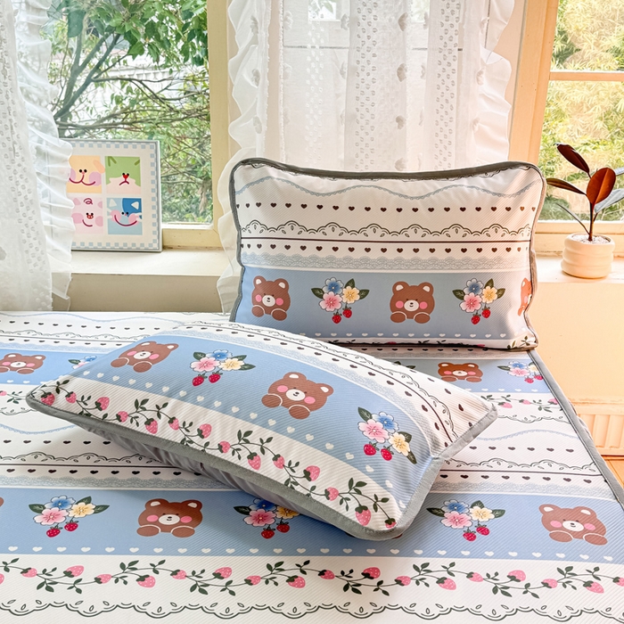 91家纺网 家纺一手货源 找家纺 慕梵家居 2025新款冰豆豆斜纹数码印花床笠款凉席席子三件套 熊宝宝-蓝
