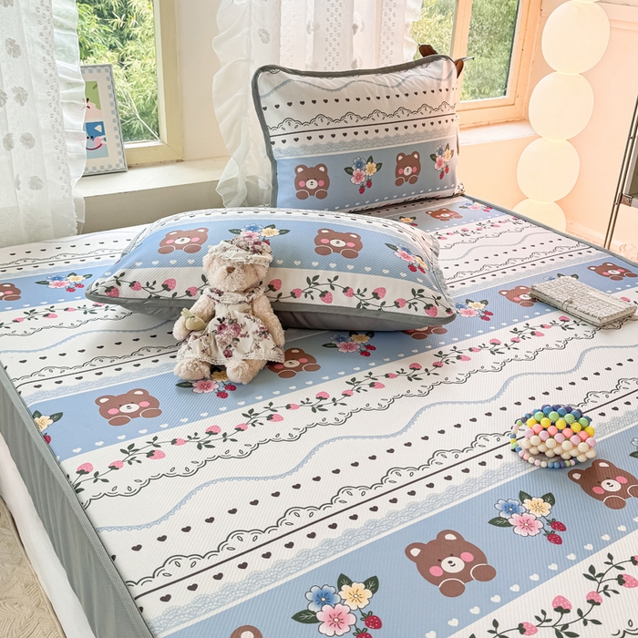 91家纺网 家纺一手货源 找家纺 慕梵家居 2025新款冰豆豆斜纹数码印花床笠款凉席席子三件套 熊宝宝-蓝