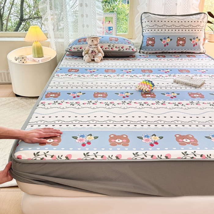 91家纺网 家纺一手货源 找家纺 慕梵家居 2025新款冰豆豆斜纹数码印花床笠款凉席席子三件套 熊宝宝-蓝