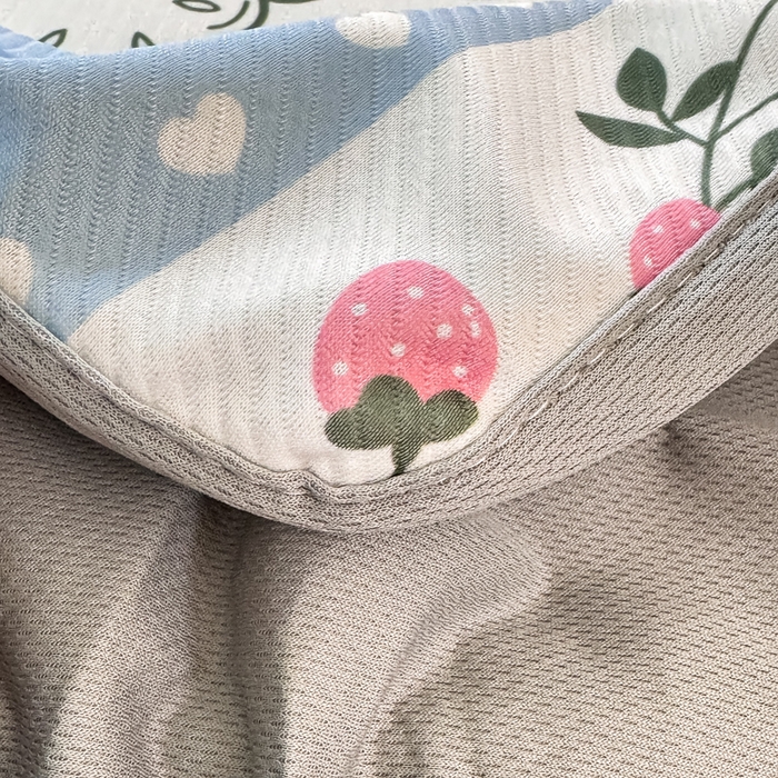 91家纺网 家纺一手货源 找家纺 慕梵家居 2025新款冰豆豆斜纹数码印花床笠款凉席席子三件套 熊宝宝-蓝