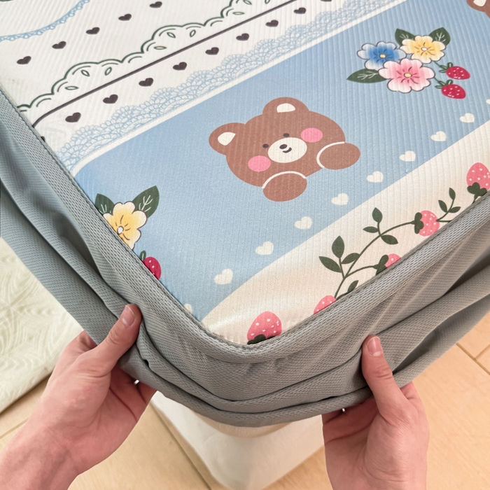 91家纺网 家纺一手货源 找家纺 慕梵家居 2025新款冰豆豆斜纹数码印花床笠款凉席席子三件套 熊宝宝-蓝