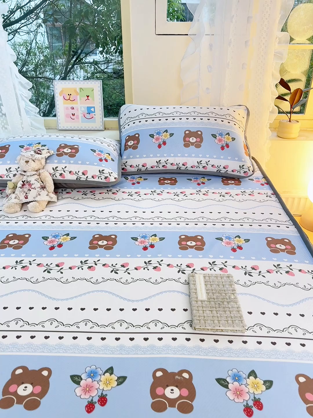 91家纺网 家纺一手货源 找家纺 慕梵家居 2025新款冰豆豆斜纹数码印花床笠款凉席席子三件套 熊宝宝-蓝