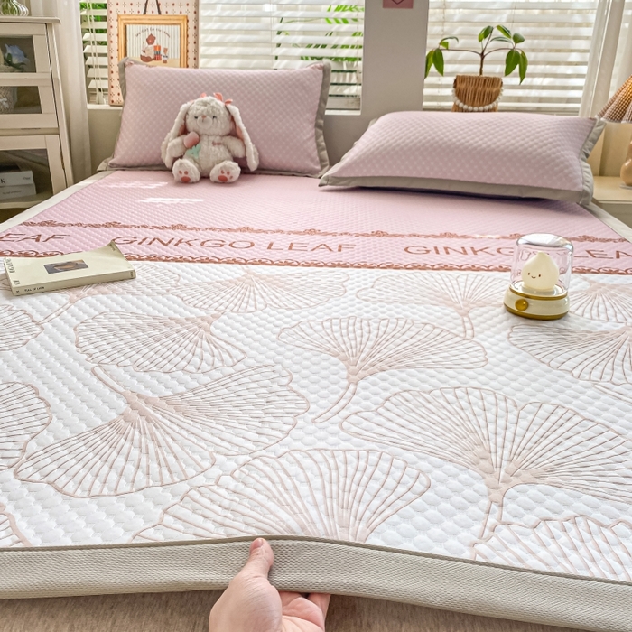 91家纺网 家纺一手货源 找家纺 慕梵家居 2025新款冰豆豆数码印花圆网凉席款凉席席子三件套 芭蕉叶