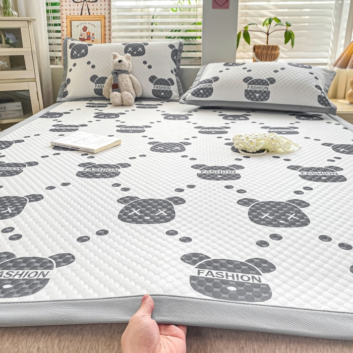 91家纺网 家纺一手货源 找家纺 慕梵家居 2025新款冰豆豆数码印花圆网凉席款凉席席子三件套 潮牌熊